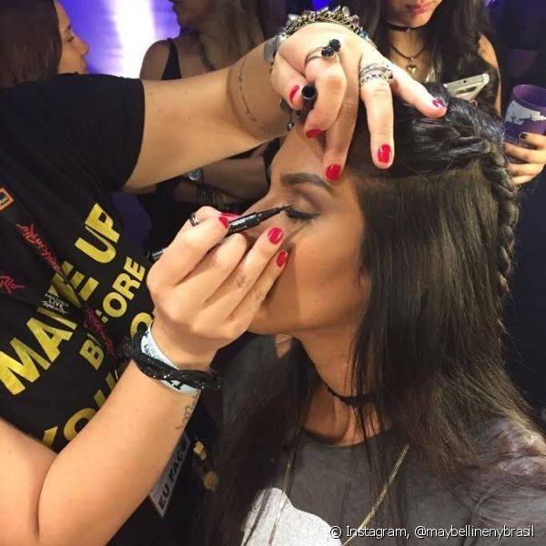 O estande de Maybelline NY contou com várias maquiadoras para fazer makes incríveis de graça (Foto: Instagram @maybellinenybrasil)